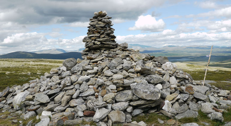 Bigi Alt | Allemannsroysa - eine Steinsammlung auf dem Dovrefjell, an dem die Pilger symbolisch ihre Sorgen aus dem Alltag ablegen.