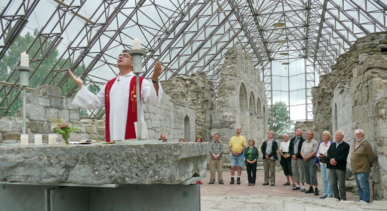 Bigi Alt | In der Domruine in Hamar begann mit einem Gottesdienst unser Pilgerweg.