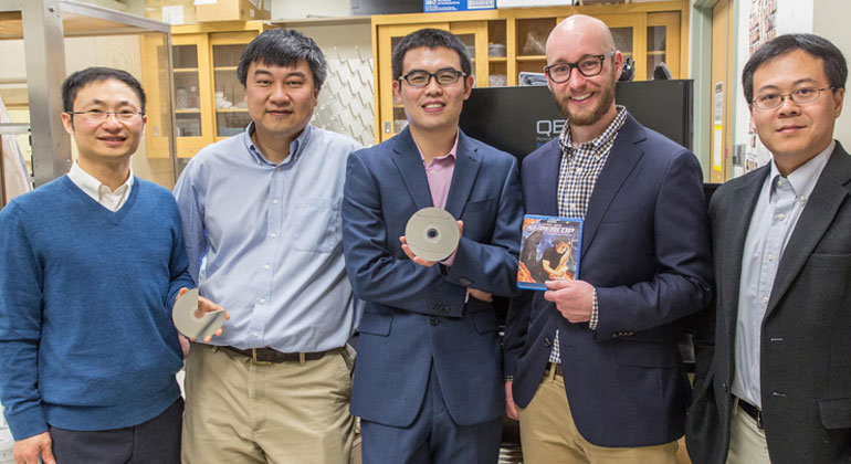 mccormick.northwestern.edu | Cheng Sun | Dongning Guo, Cheng Sun, Chen Wang, Alexander Smith und Jiaxing Huang - das Forscherteam übertrug das Muster einer Blu-Ray-Disk auf Solarzellen.