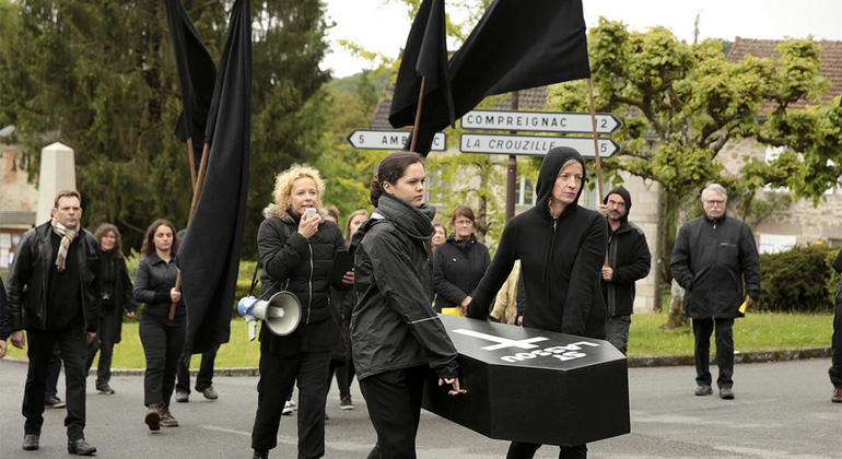ARD | SWR | David Koskas | „Das gespaltene Dorf“: Anna, die Bürgermeisterin, hat eine Demonstration organisiert, um gegen die Pläne wegen des Atommülllagers zu kämpfen.