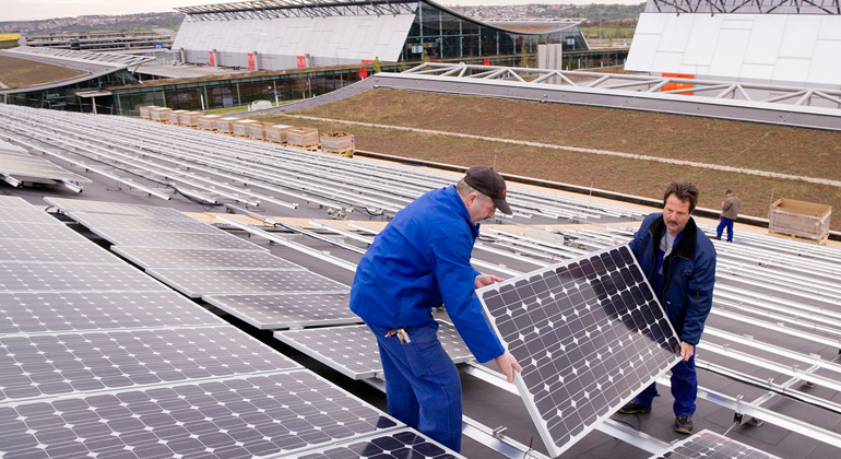 greenpeace-energy.de | Bereits vor einigen Jahren installierte Greenpeace Energy auf dem Dach der Stuttgarter Messe eine der größten Gebäude-Solaranlagen in Lande.