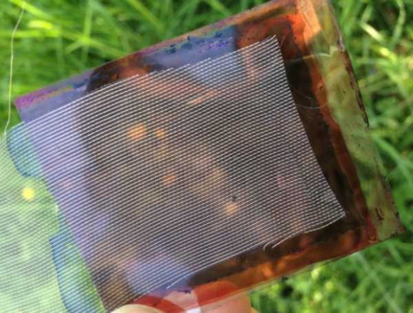 empa.ch | Novel transparent electrodes for flexible solar cells developed by the TREASORES consortium do not require scarce elements such as indium. One example are conductive fabric electrodes developed by Empa and Sefar AG.