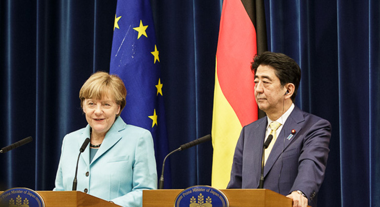 Bundesregierung / Denzel | Ministerpräsident Abe die Kanzlerin | Die promovierte Physikerin Angela Merkel warnte in Tokio vor den Risiken der Atomkraft.