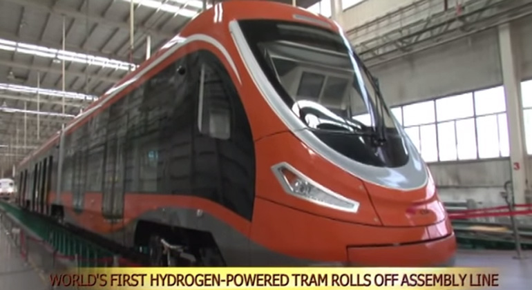 Screenshot youtube.de | News China TV | World's first hydrogen-powered tramcar rolled off the assembly line in Qingdao on March 19, 2015.