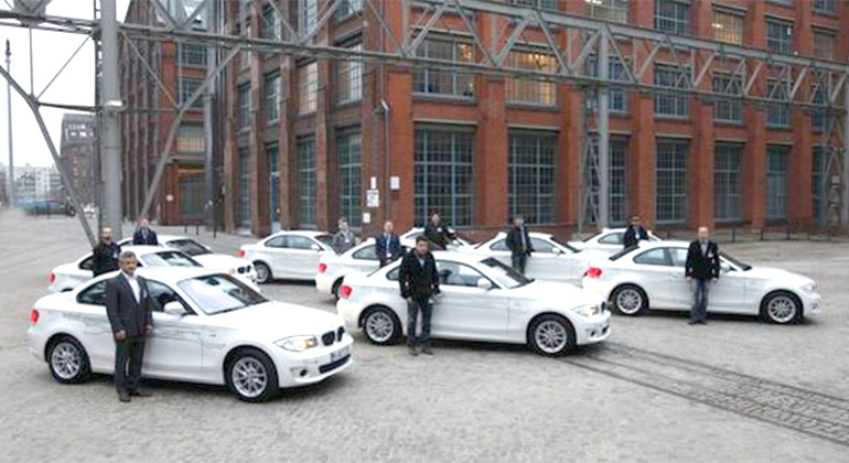 BMW Group | Gesteuertes Laden 3.0 in Berlin: Zehn Pilotkunden bei der Übergabe Ihrer BMW ActiveE