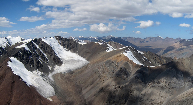 D. Farinotti, GFZ/WSL | Zwei namenlose Gletscher im Terskey-Gebiet, Kirgisistan. Die Wichtigkeit der Topographie für die Gletscher zeigt sich deutlich: Nordhänge sind vergletschert, Südhänge hingegen eisfrei.