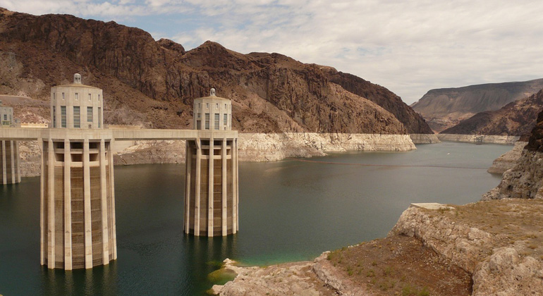 pixabay.com | LoggaWiggler | Der Lake Mead wird vom Colorado gespeist, dem einzigen großen Fluss im Westen der USA. Der Stausee versorgt Südkalifornien mit Trinkwasser und bewässert die Felder in drei Bundesstaaten. Der helle Rand zeigt den Wasserverlust der letzten Jahre.