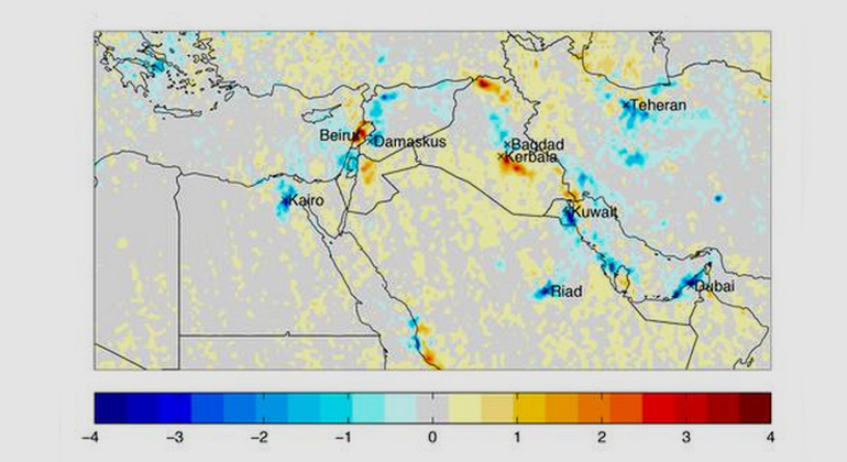 Science Advances 2015/MPI for Chemistry, Steffen Beirle | While nitrogen oxide emissions increased in the Middle East from 2005 to 2010 (top map), they dropped in many regions from 2010 to 2014 (bottom map). The colors represent changes in the tropospheric concentration of nitrogen dioxide in 10 to the 15 molecules per square centimeter during the period observed.