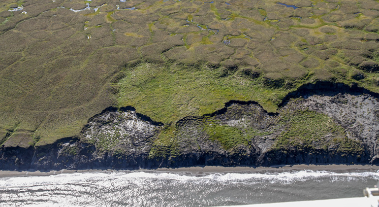 Alfred-Wegener-Institut | Jaroslav Obu | Permafrost erosion at the coastline of Herschel Island, Canada.