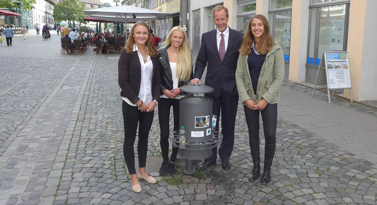 ravensburg.de | Chiara Beißwenger, Maren Tschinkel und Johanna Kneer (von links nach rechts) stellten Oberbürgermeister Dr. Daniel Rapp die installierten Pfandringe auf dem Marienplatz vor.