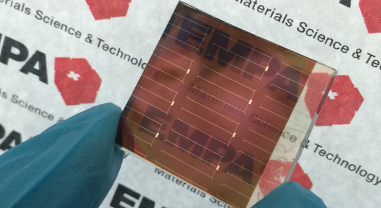 EMPA | The semi-transparent perovskite solar cell absorbs UV, blue and yellow visible light. It allows red light and infrared radiation to pass through. Based on this principle, a double-layer “tandem solar cell” can be built with an efficiency that is much higher than single-layer solar cells.