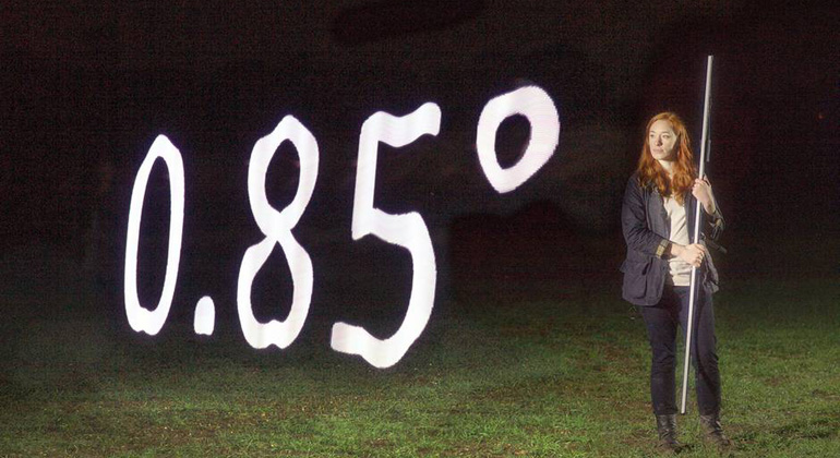 ARTE TV | BBC/Alex Freeman | Die Mathematikerin Hannah Fry erklärt anschaulich, wie die Zahl von 0,85 Grad Celsius zustande kommt, um die sich der Erdball in den vergangenen 135 Jahren erwärmt haben soll.