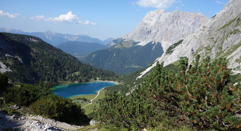 Bigi Alt | Blick von der Coburger Hütte zum Seebensee und Zugspitzmassiv