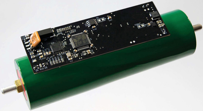 Fraunhofer IPA | Intelligente Batteriezelle des Fraunhofer IPA: Ein Mikrocontroller erfasst physikalische Parameter wie Temperatur und Ladezustand. Ist eine Zelle leer, klinkt sie sich automatisch aus.