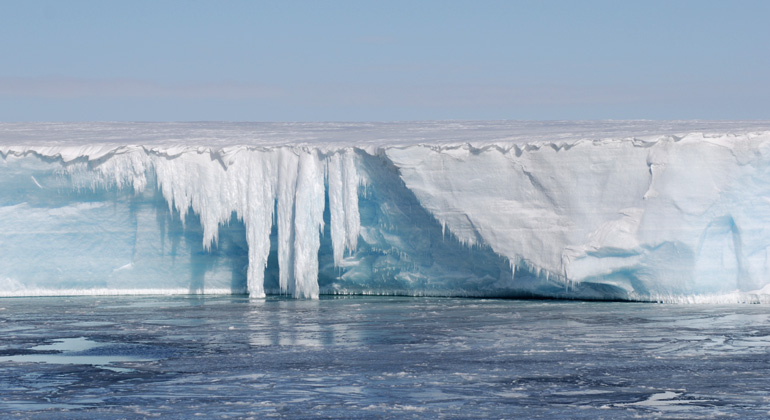 Alfred-Wegener-Institut | Wolf Arntz | Cascade of meltwater, partly frozen while flowing, at the shelf ice edge of Larsen A, western Weddell Sea.