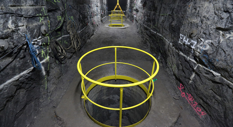 Posiva Oy | Ab 2023 entsteht in Finnland das weltweit erste Atommüll-Endlager für hochradioaktive Abfälle. Mehrere hundert Tunnel werden acht Meter tief in den Fels gebohrt. Dort werden die Kupfer-Container mit den Brennelementen eingelassen und mit der Vulkanasche Betonit verschlossen.