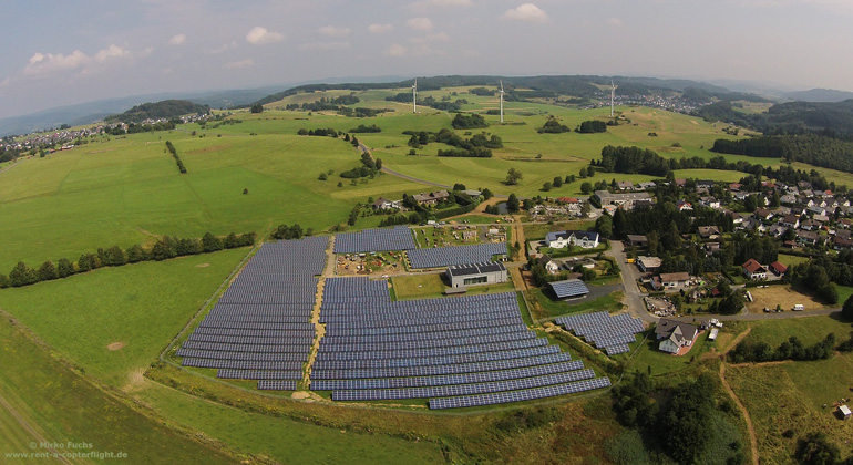 7x7.de | Mirko Fuchs | Solarpark Eschenburg Luftige Aussicht auf sonnige Energie: Blick von oben auf den neuen Solarpark in Eschenburg-Hirzenhain, den die 7x7energie jetzt fertiggestellt hat.
