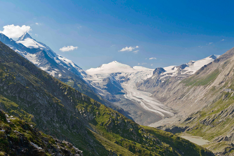 Alpenverein/N. Freudenthaler | Pasterze 2012: eine in die umgebende Bergwelt tief eingesunkene Gletscherzunge