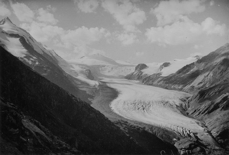 Alpenverein/ Laternbildsammlung | Pasterze 1920: Eindrucksvolle Frontalansicht aus südöstlicher Richtung (Viktor-Paschinger-Weg ) auf Großglockner, Pasterze und Johannisberg auf einem Foto aus den 1920er Jahren