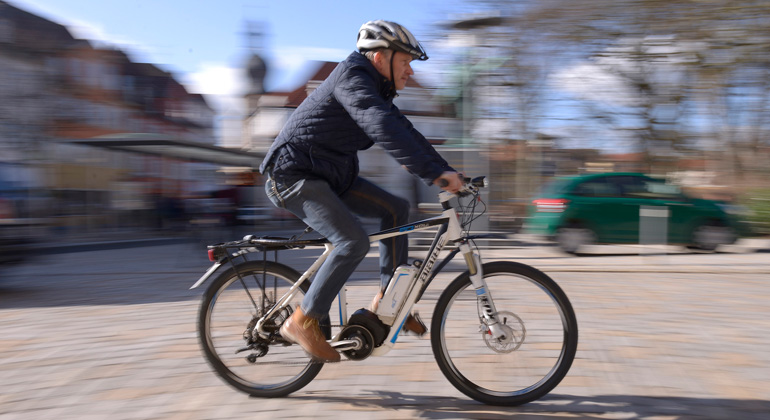 HUK-COBURG | Unfall oder Diebstahl - wie sind Pedelecs versichert? / Pedelecs machen Rad fahren ohne Anstrengung möglich.