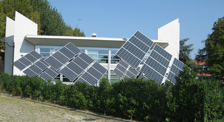 pixabay.com | Triangular | Jede zweite kleine Photovoltaik-Anlage ist 2015 gemeinsam mit einem Speichersystem installiert worden.