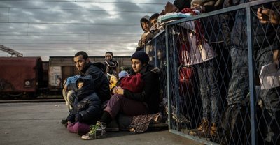 unhcr.de | Ali, seine Frau Leila, ihre Kinder Mina, Merua und Rezan, sind jesidische Flüchtlinge aus dem Irak und warten hier am Bahnhof in Sid, Serbien.