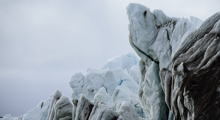 Alfred-Wegener-Institut/René Bürgi | Abbruchkante des sich zurückziehenden Blomstrandbreen-Gletschers auf Spitzbergen.