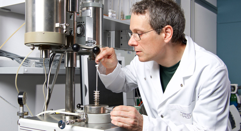 Paul Scherrer Institute/Markus Fischer | Ivo Alxneit, chemist at the Solar Technology Laboratory, Paul Scherrer Institute (PSI), preps for an experiment. Together with fellow researchers at the PSI and the ETH Zurich, he has developed a procedure that uses solar energy to produce fuel.