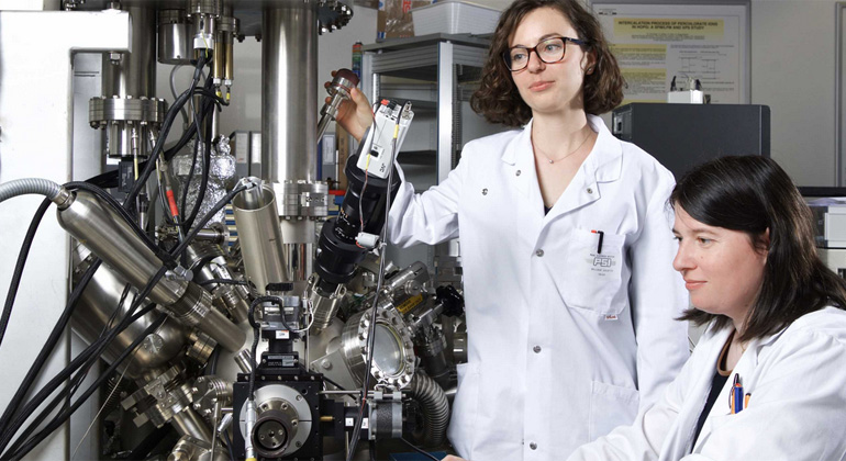 Markus Fischer/Paul Scherrer Institute | Juliette Billaud, co-first author of the new study, and Claire Villevieille, head of the battery materials research group at the Paul Scherrer Institute.