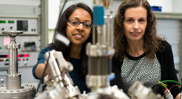 RUB, Kramer | Researching new catalysts that convert carbon dioxide: Hemma Mistry (on the left) and Beatriz Roldan Cuenya