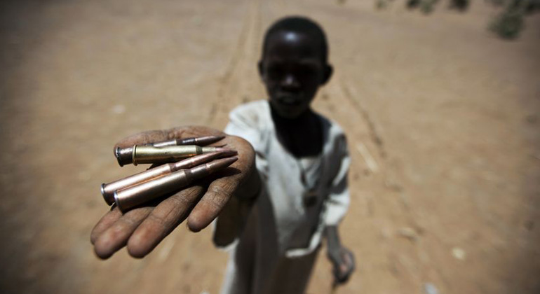 UN Photo_Albert González Farran | Kind mit Patronen in Darfur, März 2011.