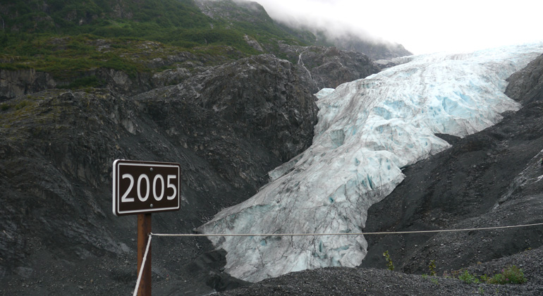 Bigi Alt | Der Exit-Gletscher ist ein 6,4 km langer, vom Harding Icefield genährter Gletscher in den Kenai Mountains im US-Bundesstaat Alaska. Der Gletscher liegt im Kenai-Fjords-Nationalpark, knappe 15 km nordwestlich von Seward.