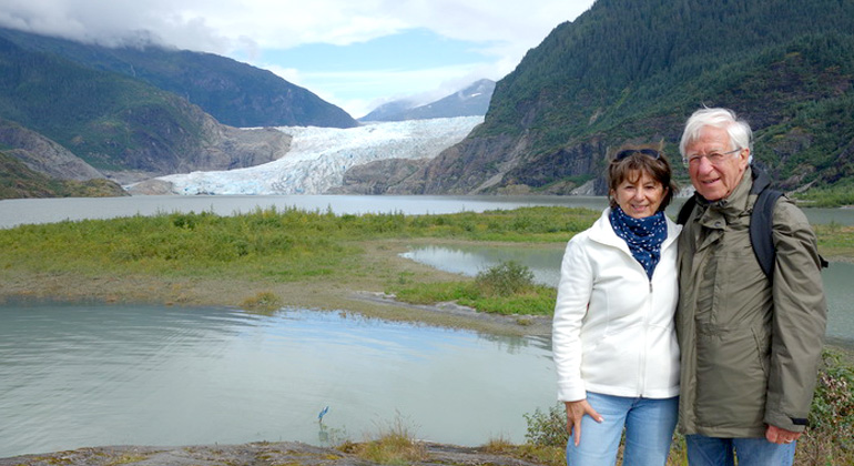 Bigi Alt | Bigi und Franz Alt vor dem Mendelhall-Gletscher in Alaksa