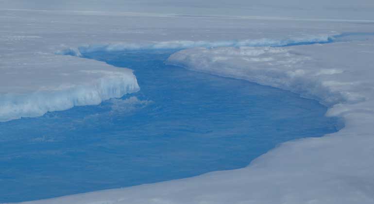 awi.de | Stef Lhermitte | Meltwater stream inside the crater on the Roi Baudouin ice shelf