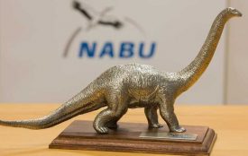 NABU | Klemens Karkow | Mit dem &bdquo;Dinosaurier des Jahres&ldquo; zeichnet der NABU seit 1993 solche Pers&ouml;nlichkeiten des &ouml;ffentlichen Lebens aus, die sich sowohl durch negative Einzelleistungen als auch durch die Summe ihres Wirkens in Sachen Umweltschutz als besonders antiquiert erwiesen haben.