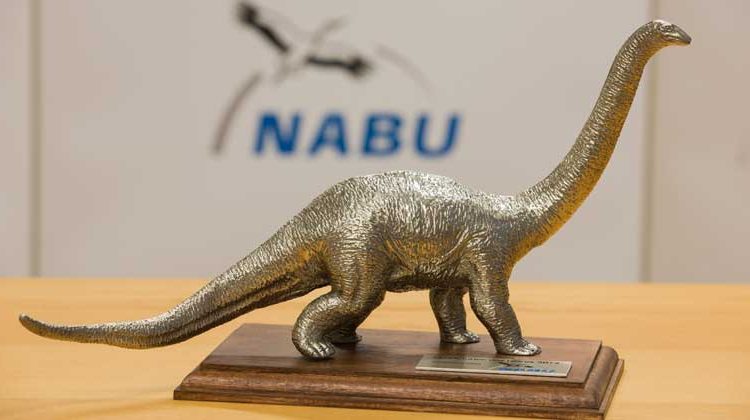 NABU | Klemens Karkow | Mit dem &bdquo;Dinosaurier des Jahres&ldquo; zeichnet der NABU seit 1993 solche Pers&ouml;nlichkeiten des &ouml;ffentlichen Lebens aus, die sich sowohl durch negative Einzelleistungen als auch durch die Summe ihres Wirkens in Sachen Umweltschutz als besonders antiquiert erwiesen haben.