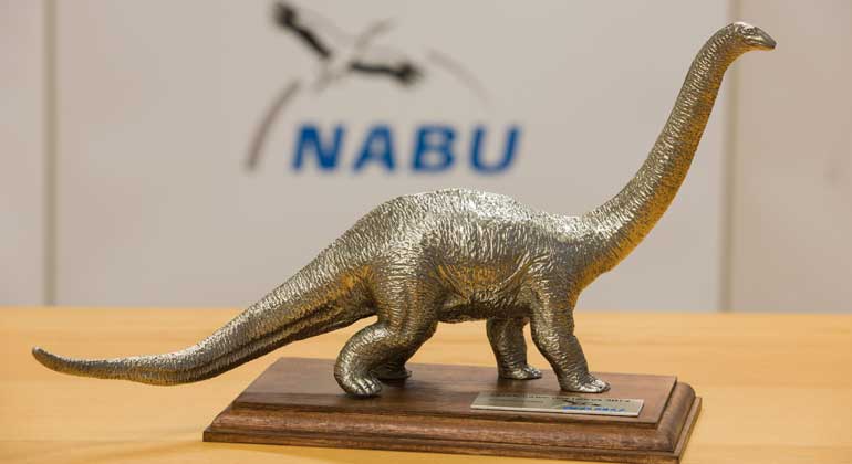 NABU | Klemens Karkow | Mit dem „Dinosaurier des Jahres“ zeichnet der NABU seit 1993 solche Persönlichkeiten des öffentlichen Lebens aus, die sich sowohl durch negative Einzelleistungen als auch durch die Summe ihres Wirkens in Sachen Umweltschutz als besonders antiquiert erwiesen haben.