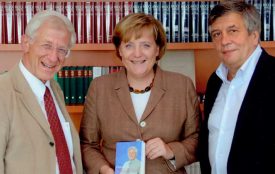 bundesregierung.de | Guido Bergmann | Bei diesem Treffen im Jahr 2008 begeisterten Hermann Scheer und Franz Alt die Bundeskanzlerin mit der Idee einer Weltagentur für Erneuerbare Energien (IRENA). Angela Merkel versprach, sich für IRENA stark zu machen. Zwei Jahre später wurde IRENA in Bonn gegründet.
