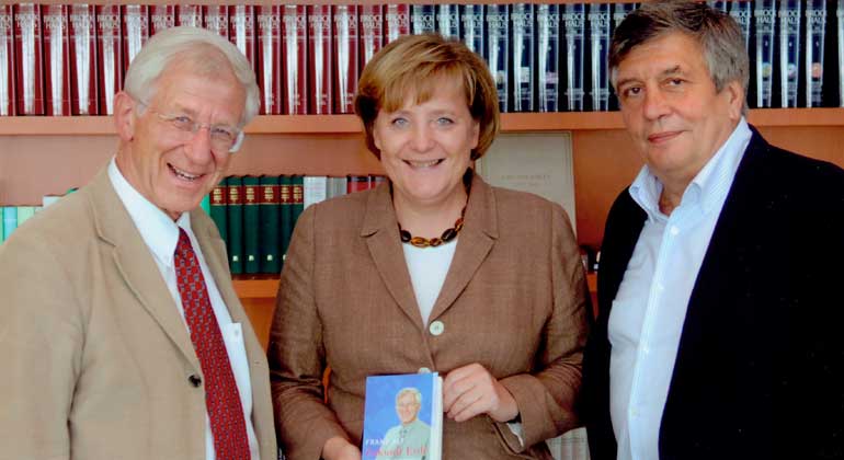 bundesregierung.de | Guido Bergmann | Bei diesem Treffen im Jahr 2008 begeisterten Hermann Scheer und Franz Alt die Bundeskanzlerin mit der Idee einer Weltagentur für Erneuerbare Energien (IRENA). Angela Merkel versprach, sich für IRENA stark zu machen. Zwei Jahre später wurde IRENA in Bonn gegründet.