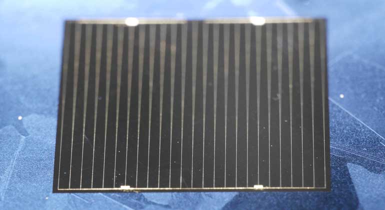 Fraunhofer ISE | Die multikristalline Weltrekordsolarzelle aus n-Typ HPM Siliciummaterial hat eine Fläche von 2 cm x 2 cm. Die Zelle ist sehr gut entspiegelt, daher sind kaum noch Korngrenzen des Siliciummaterials zu erkennen und sie erscheint nahezu schwarz.