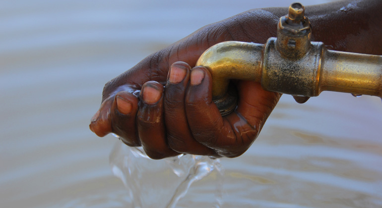 Depositphotos | africa | Sauberes Trinkwasser, sanitäre Anlagen und eine hinreichende Aufbereitung verschmutzten Wassers sind die Voraussetzungen für ein würdevolles und gesundes Leben. Wo WCs fehlen und das Abwasser nicht gereinigt wird, entstehen erhebliche Gesundheitsgefahren. Oft treten Durchfallerkrankungen auf, die zum Tod führen können.