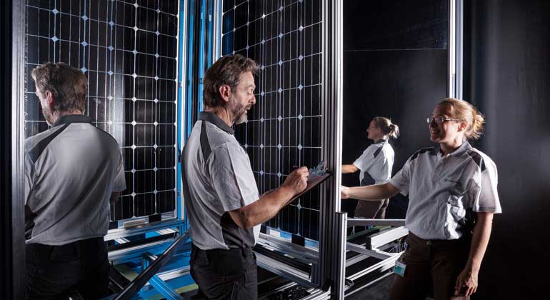 Fraunhofer ISE | Test stand developed at Fraunhofer ISE for measuring bifacial PV modules.
