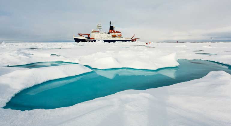 AWI | Stefan Hendricks | Polarstern bei Stationsarbeiten an einer Eisscholle