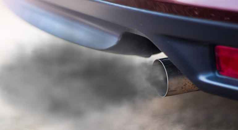 Fotolia.com | olanda | Fahren Benzin-Autos umweltfreundlich? Nein - auch aus dem Auspuff von BenzinAutos kommen viele Russpartikel.