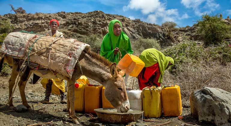 Deutschland Hilft e.V/CARE/Georgina Goodwin | Zainab Hussein Jama, 14 (centre) and her cousin sisters Sahra Abdillahi Mohamed, 12 (left) and Ifrah Abdillahi Mohamed, 15 (right) collect water from a shallow well outside the town of Suuqsade in Somaliland.