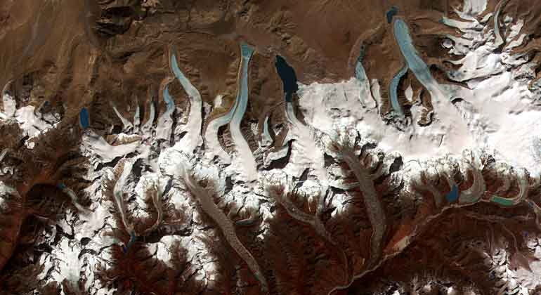 pixabay.com | Wikilmages | Man muss schon ins Hochgebirgsland Nepal reisen, um die schmelzenden Gletscher des Himalaya sehen zu können.