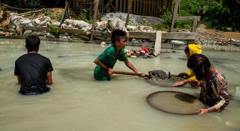 Mark Z. Saludes for Human Rights Watch | Children pan for gold along the Bosigon River in Malaya, Camarines Norte.