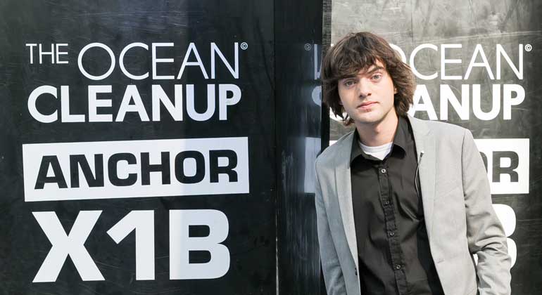 The Ocean Clean Up | Boyan Slat, Gründer von „The Ocean Clean Up“ mit Plastikmüll aus dem Meer