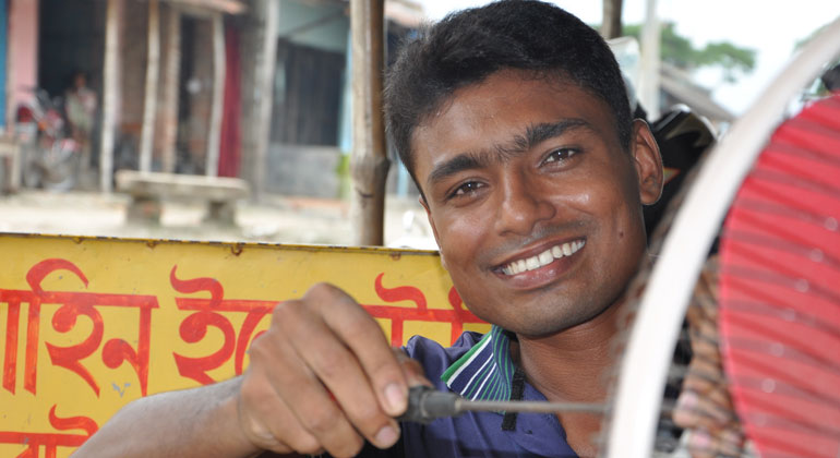 ANDHERI HILFE | Saheen Hossain ist heute 28 und lebt in Boddhopur, einem Dorf in Bangladesch. Er ist einer von tausenden jungen Menschen aus ärmsten Familien, die durch das von ANDHERI HILFE geförderte Mobile-Trade-School-Projekt eine Berufsausbildung machen konnte.