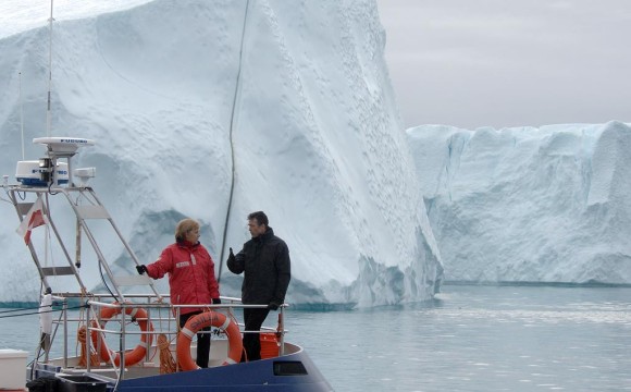 Bundesregierungonline_Bergmann | 2007: Angela Merkel begutachtet die Folgen des Klimawandels in Grönland.